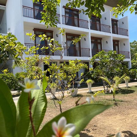 Amanda Beach Resort Passikudah Luaran gambar